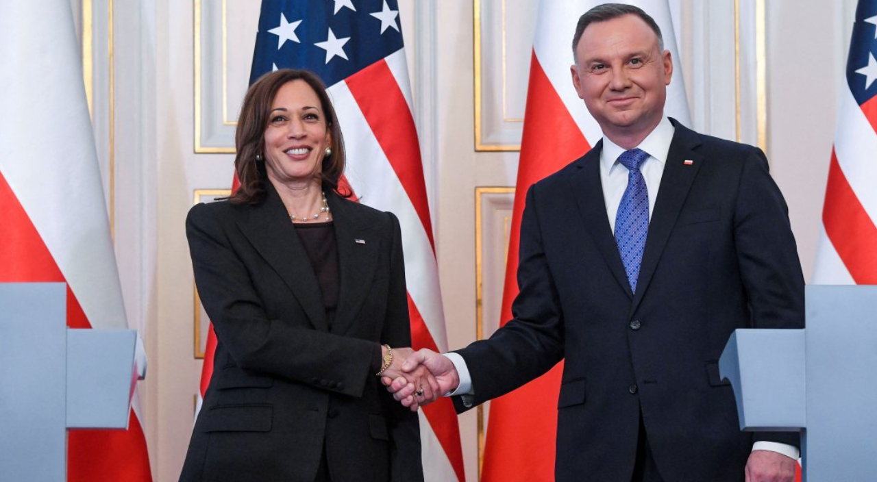 Kamala Harris Ukraynalı mülteci sorusuna kahkaha attı! Tepkiler üst üste geldi